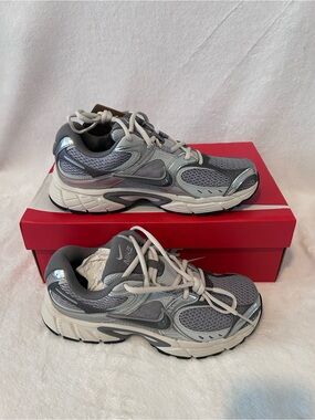 Nike V5 RNR in the 'Cement Grey' colorway